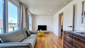 12-pyeong couple room with terrace | Oppholdsområde | En 50-tommers Flatskjerm-TV med kabel-kanaler