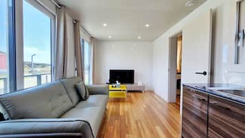 12-pyeong couple room with terrace | Oppholdsområde | En 50-tommers Flatskjerm-TV med kabel-kanaler