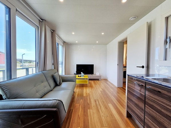 12-pyeong couple room with terrace | Oleskelualue | 50–tuumainen taulutelevisio, jossa kaapelikanavat