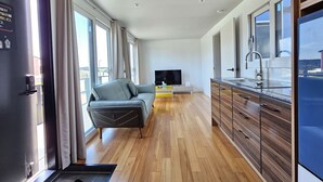 12-pyeong couple room with terrace | Oppholdsområde | En 50-tommers Flatskjerm-TV med kabel-kanaler