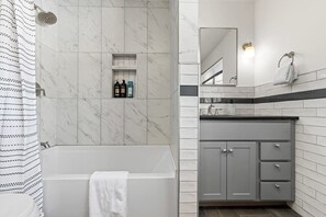 Shower, shampoo - Woodland Park Home with Direct Views of Pikes Peak! (Woodland Park)