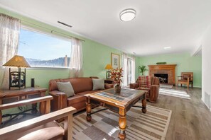 TV - Woodland Park Home with Direct Views of Pikes Peak! (Woodland Park)