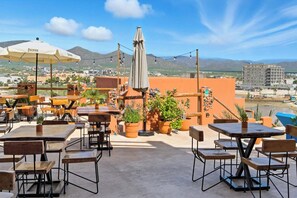 Outdoor dining - Walk-Out Surf Access - Beachfront, Los Cerritos (El Pescadero)