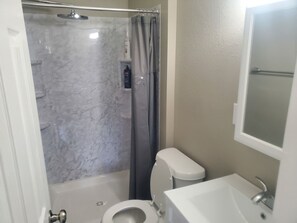 Shower, towels, soap, shampoo - Simple 3-bedroom Upper Unit in Divide for a relaxing mountain getaway (Divide)
