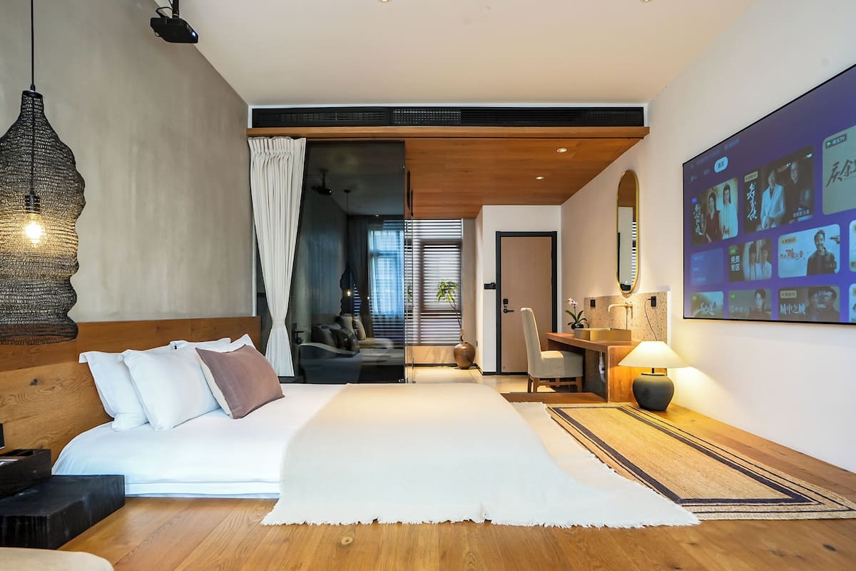 Luxury Double Room | Desk, laptop workspace, soundproofing, iron/ironing board