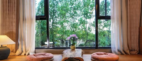Habitación senior doble | Área de sala de estar