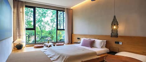 Senior Double Room | Desk, laptop workspace, soundproofing, iron/ironing board