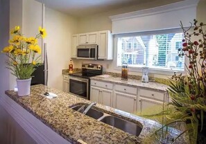 Private kitchen - Cozy 3-bedroom cottage in enchanting Williamsburg with AC and fitness room (Williamsburg)