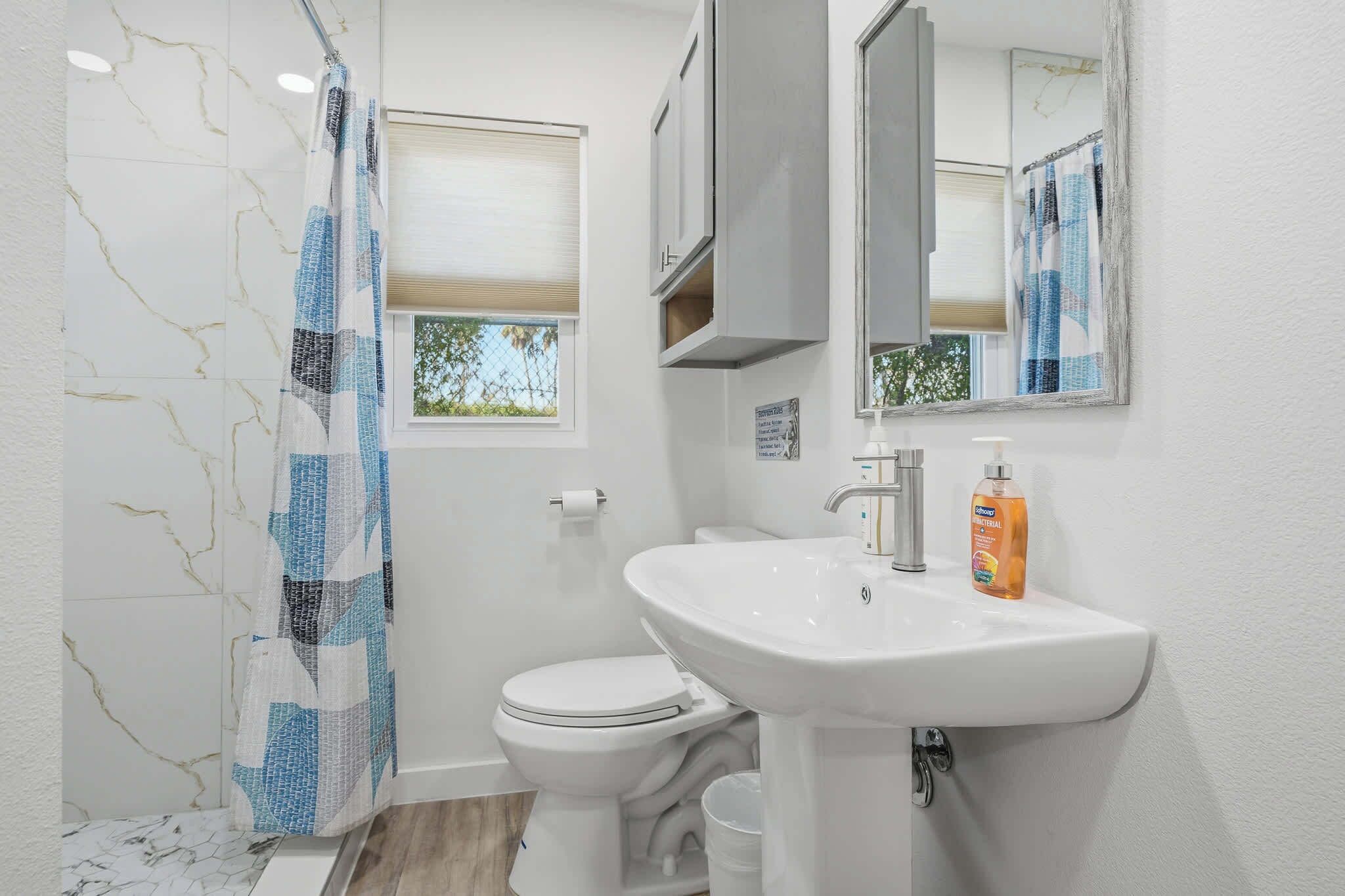 Een douche, een haardroger, handdoeken, shampoo