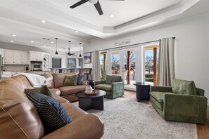 TV, fireplace, offices - The Putt & Paddle | Cedar Creek Lakefront (Kemp)