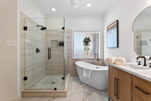 Shower, hair dryer, shampoo - The Putt & Paddle | Cedar Creek Lakefront (Kemp)