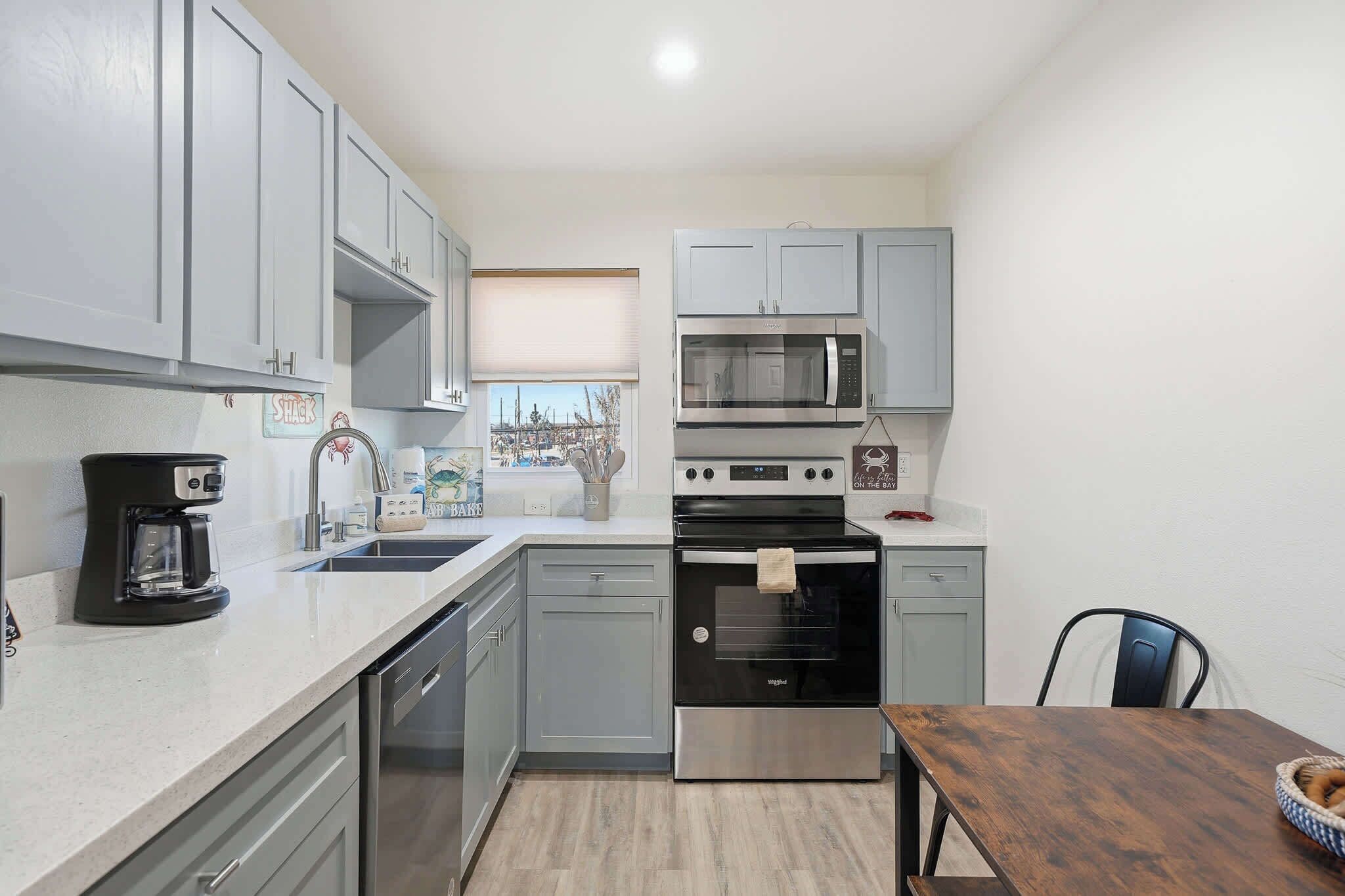 雪櫃、微波爐、焗爐、爐具