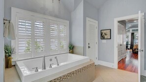 House (5 Bedrooms) | Interior - 5 32nd Avenue by Avantstay Gourmet Kitchen Pool Balconies (Isle of Palms)