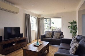 Currowan House | Living area - The Mook (Mollymook)