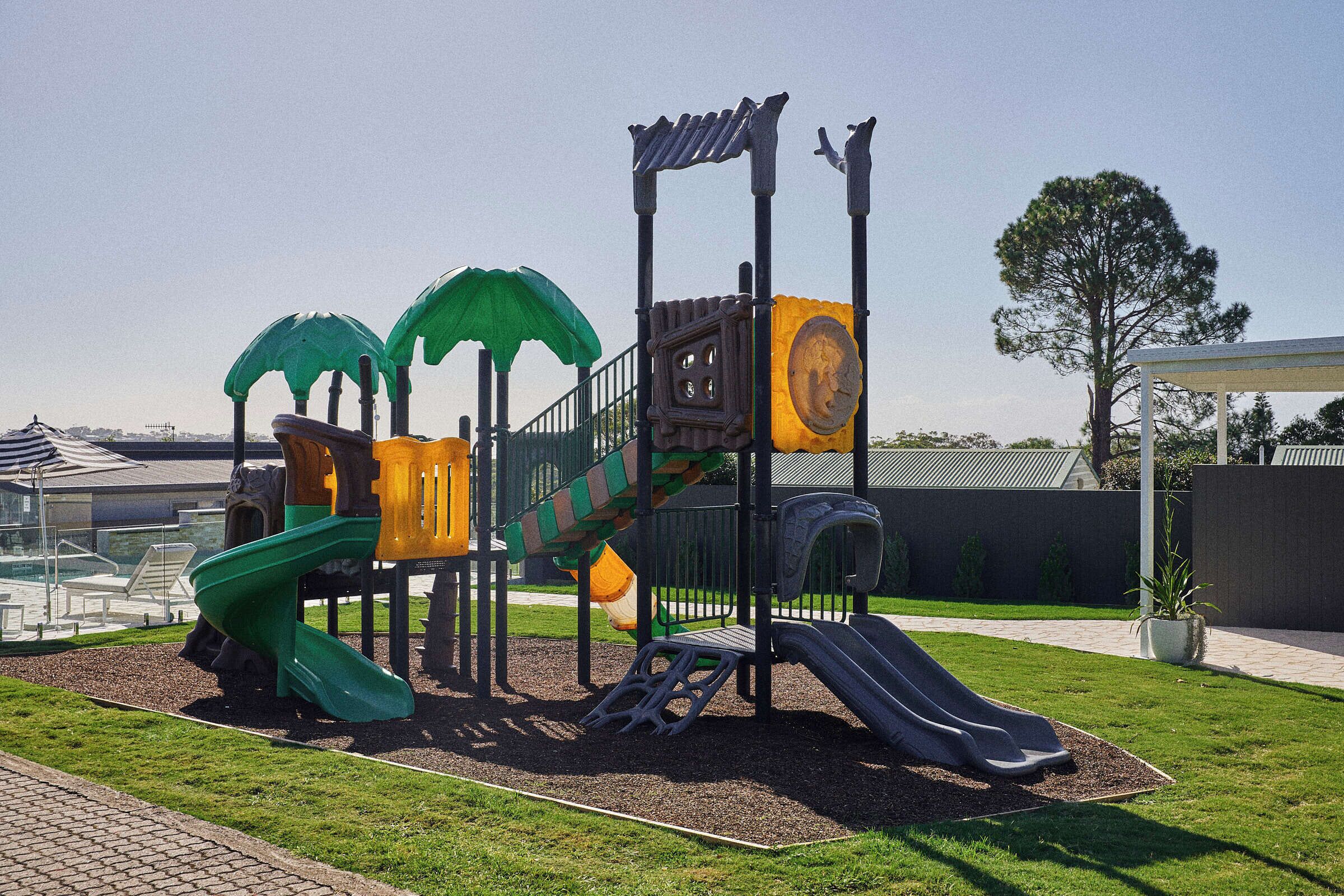 Un parque infantil con toboganes y estructuras para escalar.