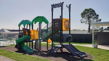 Un parque infantil con toboganes y estructuras para escalar.