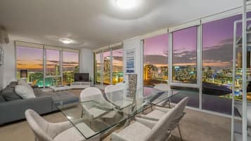 Deluxe-Apartment, Balkon, Stadtblick | Wohnbereich
