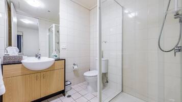 Deluxe Apartment, Balcony, City View | Bathroom