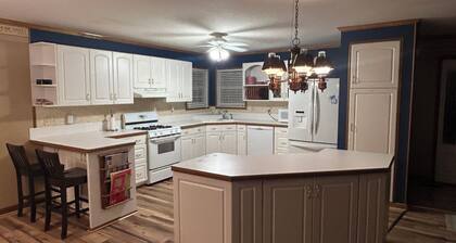 ON THE LAKE! Relax at Watts Bar Lake Spacious 4-bedroom house, behind Boat ramp