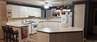 ON THE LAKE! Relax at Watts Bar Lake Spacious 4-bedroom house, behind Boat ramp