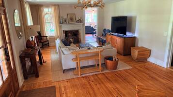 Smart TV, computer monitors