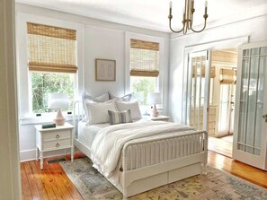 Iron/ironing board, travel cot, WiFi, bed sheets - Pristine Craftsman 1900s Bungalow w Pool & Hot Tub (Savannah)