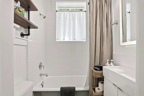 Shower, hair dryer, shampoo - First Level Historic District Apt Walk Everywhere! (Savannah)
