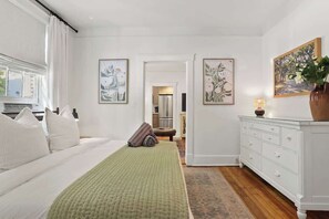 Iron/ironing board, travel cot, WiFi, bed sheets - First Level Historic District Apt Walk Everywhere! (Savannah)