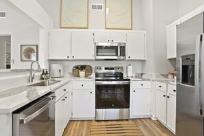 Private kitchen - Renovated Cottage near Beach & City Dogs Welcome! (Savannah)