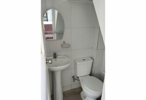 Comfort Double Room, Pets allowed, Sea View | Bathroom | Shower, rainfall showerhead, towels, soap - Cliff Cabanas by Hiverooms (Catmon)
