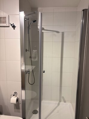 Sèche-cheveux, serviettes fournies, papier toilette