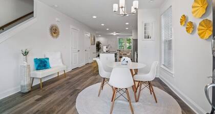 Morden 3BR townhome near uptown CLT+Private Backyard