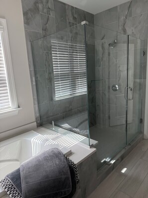 Hair dryer, towels, soap, toilet paper - Spacious 4-bedroom house in tranquil Auburn close to campus and stadium (Auburn)
