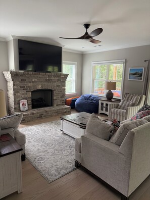 Living area - Spacious 4-bedroom house in tranquil Auburn close to campus and stadium (Auburn)