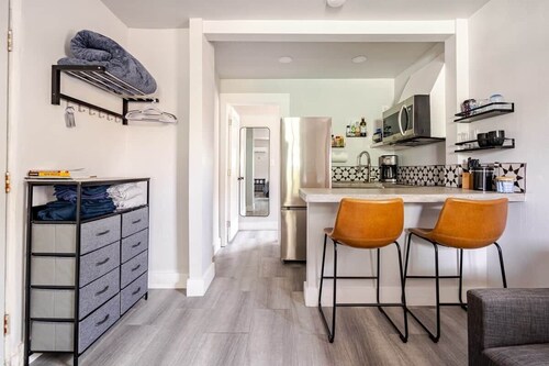 ABQ Stunner Studio! Cute kitchen! Private parking!