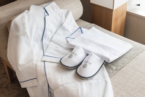 Regadera, amenidades de baño gratuitas, secadora de cabello, pantuflas 