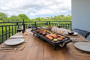 Outdoor dining - Luxury apartment in Blue Bay, Curacao 5 guests 2 bedrooms 3 beds 2 bathrooms (Sint Michiel)