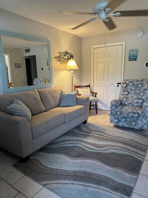 Living area - New ! Charming 1-bedroom condo near the Causeway in Dunedin. (Dunedin)