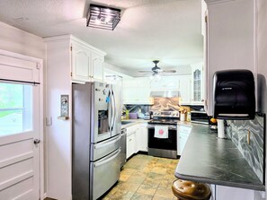Private kitchen - Charming 3-bedroom house 10 minutes from Arrowhead Stadium. Raytown neighborhood (Raytown)