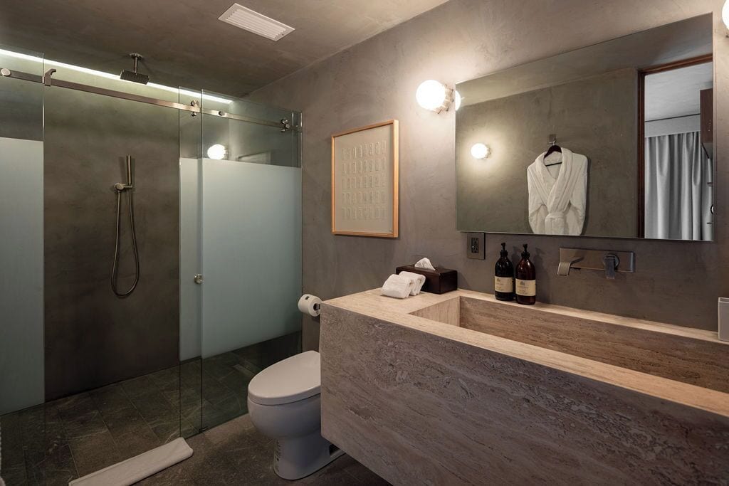 Estudio de lujo, vistas al jardín | Baño | Ducha, secador de pelo, albornoces y zapatillas