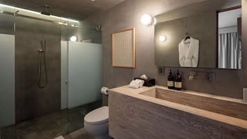 Estudio de lujo, vista al jardín | Baño | Regadera, secadora de cabello, batas, pantuflas
