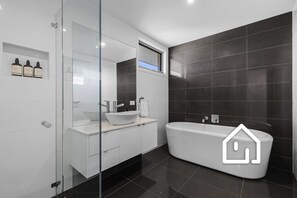 Shower, hair dryer, towels, soap - Spray Point House *1 NIGHT FREE* 300m to National Park (Blairgowrie)