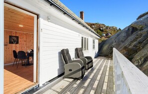 Outdoor dining - 2 bedroom lovely home in Telavåg (Telavåg)