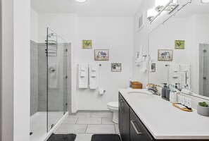 Shower, hair dryer - Midtown. Mins to Broadway. Parking. Pool. Gym (Nashville)