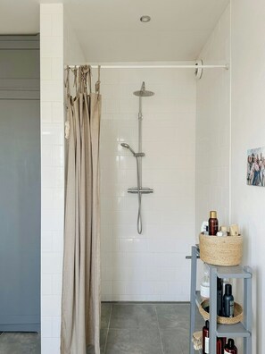 Bathroom - Charming family house near Ystad's sandy beaches (Köpingebro)