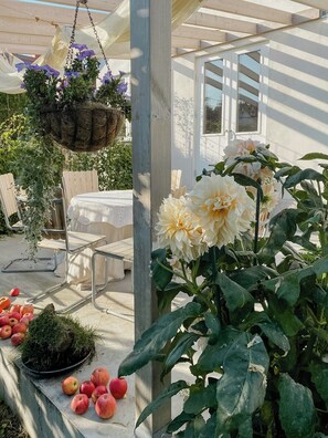 Outdoor dining - Charming family house near Ystad's sandy beaches (Köpingebro)