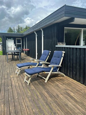 Outdoor dining - Home at the front row by Hou Beach (Hals)