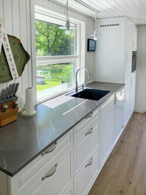Microwave, oven, dishwasher, coffee/tea maker - Home at the front row by Hou Beach (Hals)