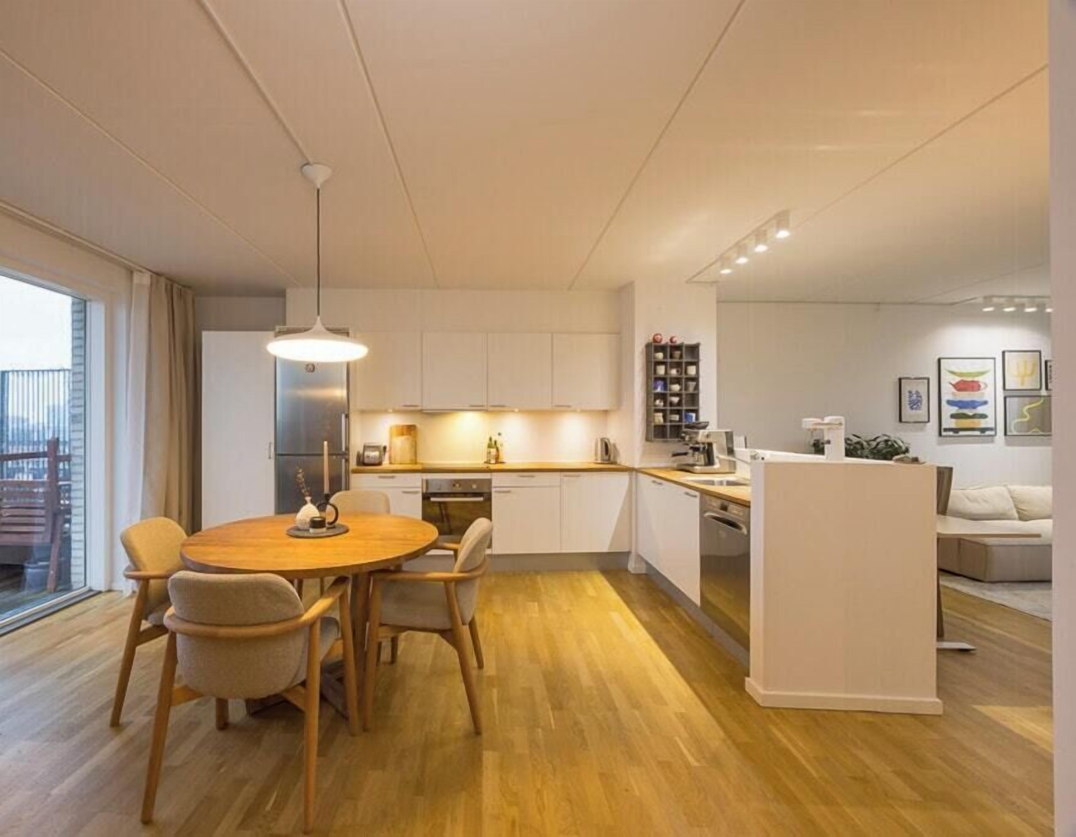 Mikrobølgeovn, ovn, oppvaskmaskin og kaffetrakter/tekoker