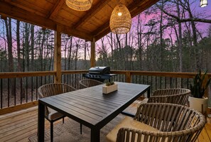 Outdoor dining - Firefly Cottage Hot Tub, Fire Pit & Family Bunk Room (Ellijay)